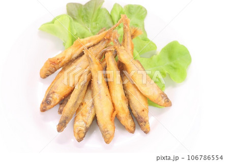 ワカサギの唐揚げ　魚料理　揚げ物　明るい背景 106786554