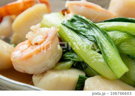 海老と帆立とチンゲン菜の炒め物(あんかけ)のアップ。 海老と帆立とチンゲン菜の炒め物(あんかけ)のアップ。 106786603