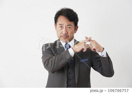 指でばつ印する中年のビジネスマン　白背景 106786757