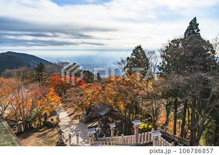 紅葉の大山（阿夫利山）　阿夫利神社の下社から眺める景色【神奈川県・伊勢原市】 106786857
