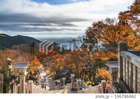 紅葉の大山（阿夫利山）　阿夫利神社の下社から眺める景色【神奈川県・伊勢原市】 106786862