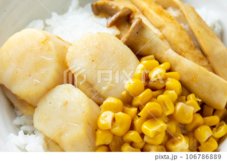 帆立貝柱丼(コーンとエリンギ入り)のアップ。 106786889