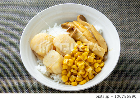 帆立貝柱丼(コーンとエリンギ入り)。 帆立貝柱丼(コーンとエリンギ入り)。 106786890