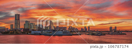 夕暮れ時の横浜みなとみらい パノラマ風景【神奈川県・横浜市】 夕暮れ時の横浜みなとみらい パノラマ風景【神奈川県・横浜市】 106787174