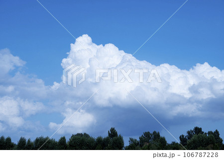 夏の青空と白い雲 106787228