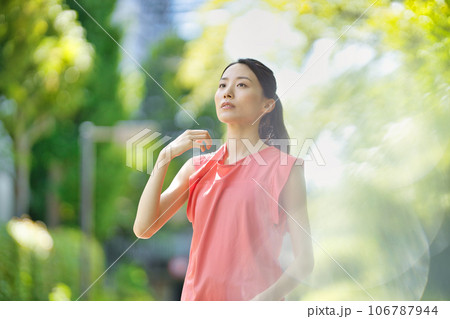 緑の中ストレッチをするスポーツウエアの若い女性 緑の中ストレッチをするスポーツウエアの若い女性 106787944