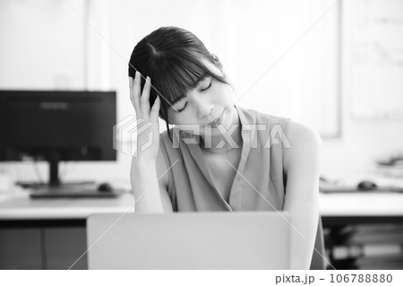 疲れを感じる女性会社員モノクロイメージ 疲れを感じる女性会社員モノクロイメージ 106788880