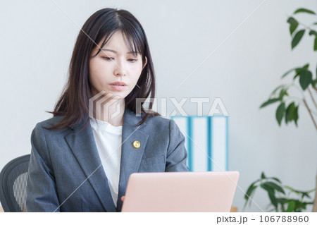 弁護士バッジをつけた女性弁護士 106788960