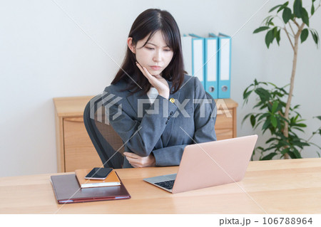 弁護士バッジをつけた考える女性弁護士 106788964