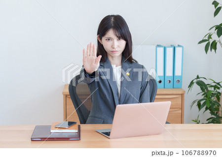 弁護士バッジをつけたストップする女性弁護士 106788970