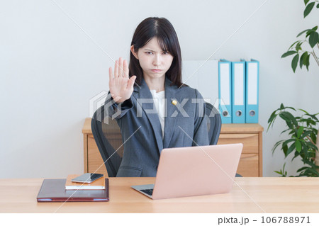 弁護士バッジをつけたストップする女性弁護士 106788971
