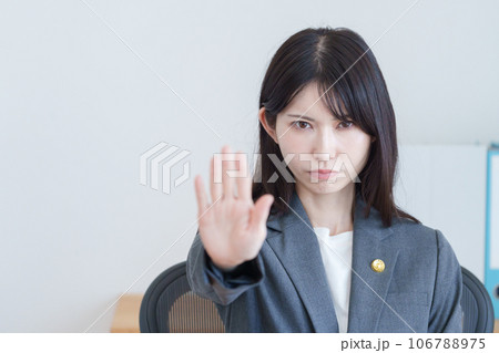 弁護士バッジをつけたストップする女性弁護士 弁護士バッジをつけたストップする女性弁護士 106788975