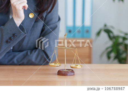 天秤と女性弁護士 106788987