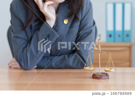 天秤と女性弁護士 天秤と女性弁護士 106788989