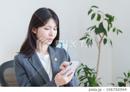 スマホを使う女性弁護士 スマホを使う女性弁護士 106788994