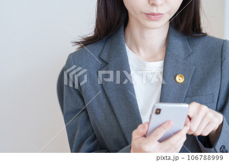 スマホを使う女性弁護士 106788999