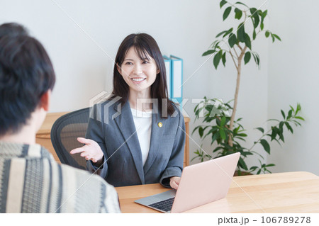 依頼人と話す女性弁護士 依頼人と話す女性弁護士 106789278