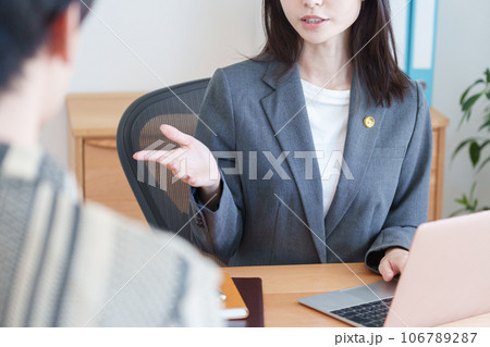 依頼人と話す女性弁護士 106789287