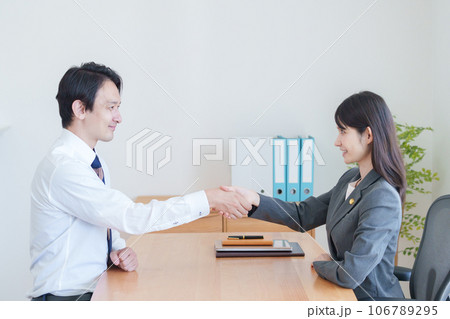 握手する依頼人と女性弁護士 106789295