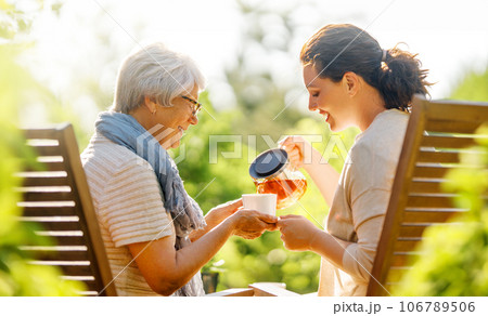 women drinking tea in the garden 106789506