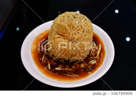 香港、香港島、ヴィクトリア・ピーク、面白い形のかた焼きそば 106789906