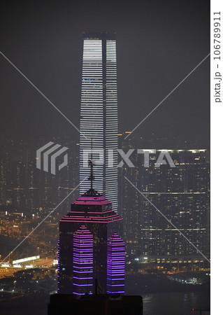 香港、香港島、ヴィクトリア・ピークからの眺め、百万ドルの夜景、世界貿易センタービル 香港、香港島、ヴィクトリア・ピークからの眺め、百万ドルの夜景、世界貿易センタービル 106789911