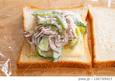 野菜サンド作り 106789923