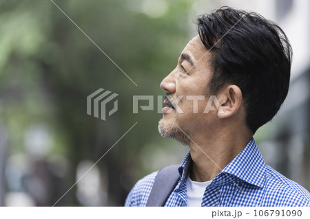 遠くを見つめる50代の男性 横顔 遠くを見つめる50代の男性 横顔 106791090