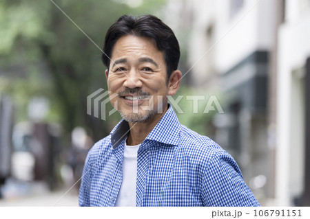 カメラ目線で笑顔の50代の男性　 106791151
