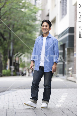 カメラ目線で笑顔の50代半ばの男性　 106791152