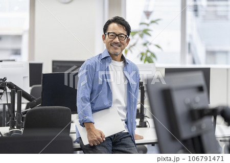 ノートパソコンを持った50代の男性 ノートパソコンを持った50代の男性 106791471
