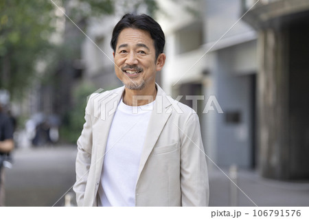 カメラ目線で笑顔の50代半ばの男性 106791576