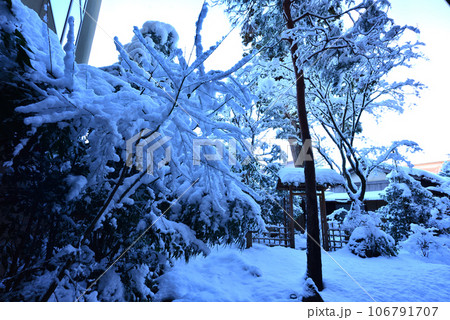 雪に覆われた旅館の中庭 106791707
