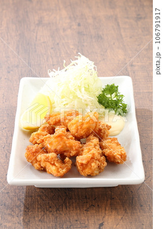 テーブルのなんこつ唐揚げ　縦構図 106791917