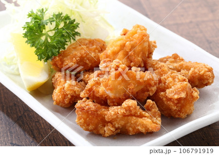 揚げたてのなんこつ唐揚げ　クローズアップ 106791919