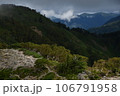 仲秋の日光の山々 106791958