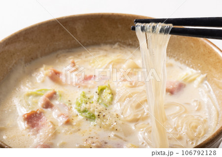 白菜とベーコンの豆乳スープ春雨 白菜とベーコンの豆乳スープ春雨 106792128