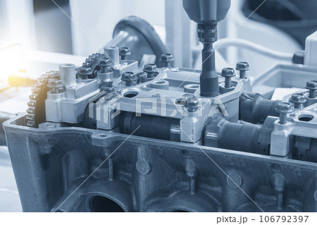 The high technology engine parts assembly process by power spanner. 106792397