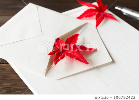 紅葉と封筒と便箋 秋の便り 紅葉と封筒と便箋 秋の便り 106792422