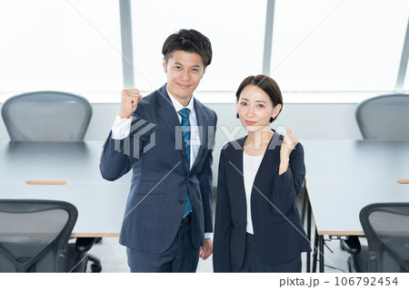 ガッツポーズする若い男女 ガッツポーズする若い男女 106792454