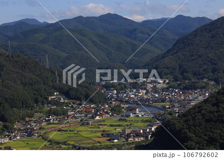 中国山地の山々を越えて走る貨物列車(EF64) 106792602