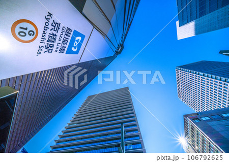 日本の東京都市景観　希望の光・脱コロナ。京橋駅やオフィスビルなどを望む（再開発…）。新たな未来へ 106792625