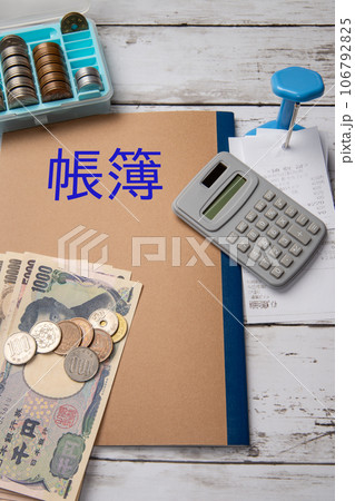 帳簿と電卓と現金と伝票差しで精算イメージ 帳簿と電卓と現金と伝票差しで精算イメージ 106792825