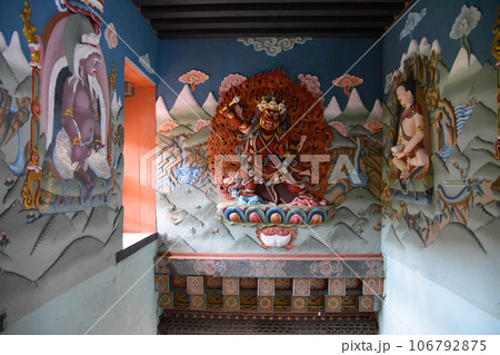 幸せの国ブータン タシチョゾン 壁の彫刻（Thimphu, Bhutan） 106792875