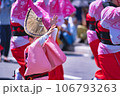 お祭りで阿波踊り 106793263