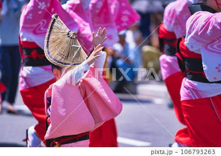 お祭りで阿波踊り 106793263
