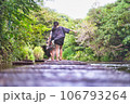 源兵衛川で水遊び 106793264