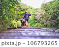 源兵衛川で水遊び 106793265