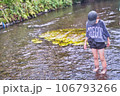 源兵衛川で水遊び 106793266