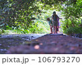 源兵衛川で水遊び 106793270